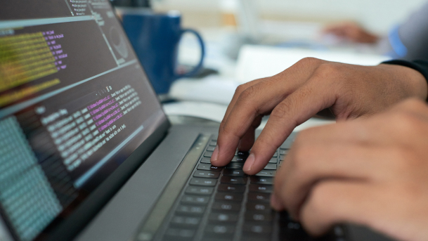Un développeur qui code en se servant de l'IA
